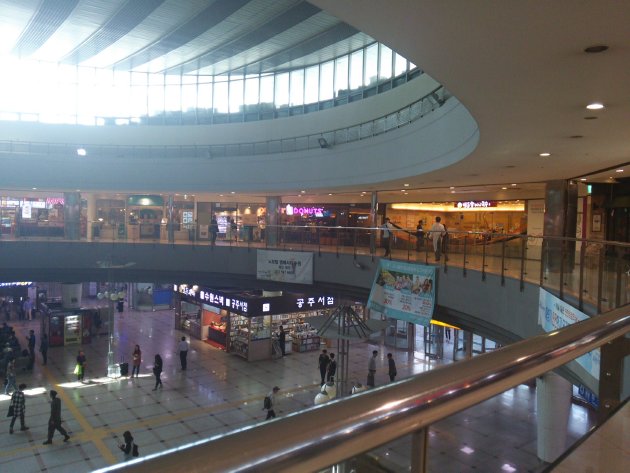 2階から撮影した水原駅舎内の風景